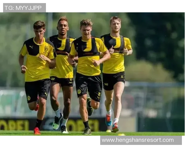 重庆足球队的耐力之谜:揭秘球队背后的训练与坚持 重庆足球队的耐力之谜:揭秘球队背后的训练与坚持