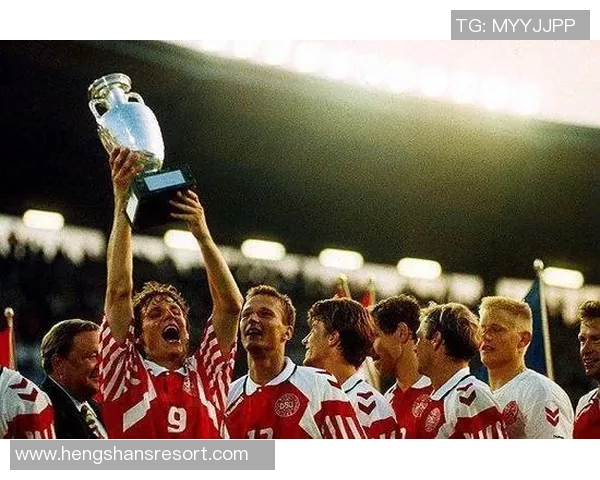 足球场上的奇迹:那些戴手套的足球明星们的传奇故事与精彩瞬间